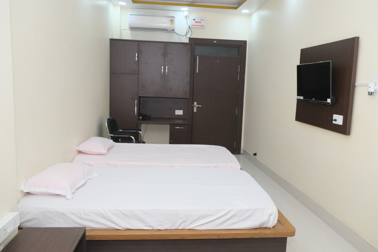 Family room with multiple beds at Welcome Tower Gaya