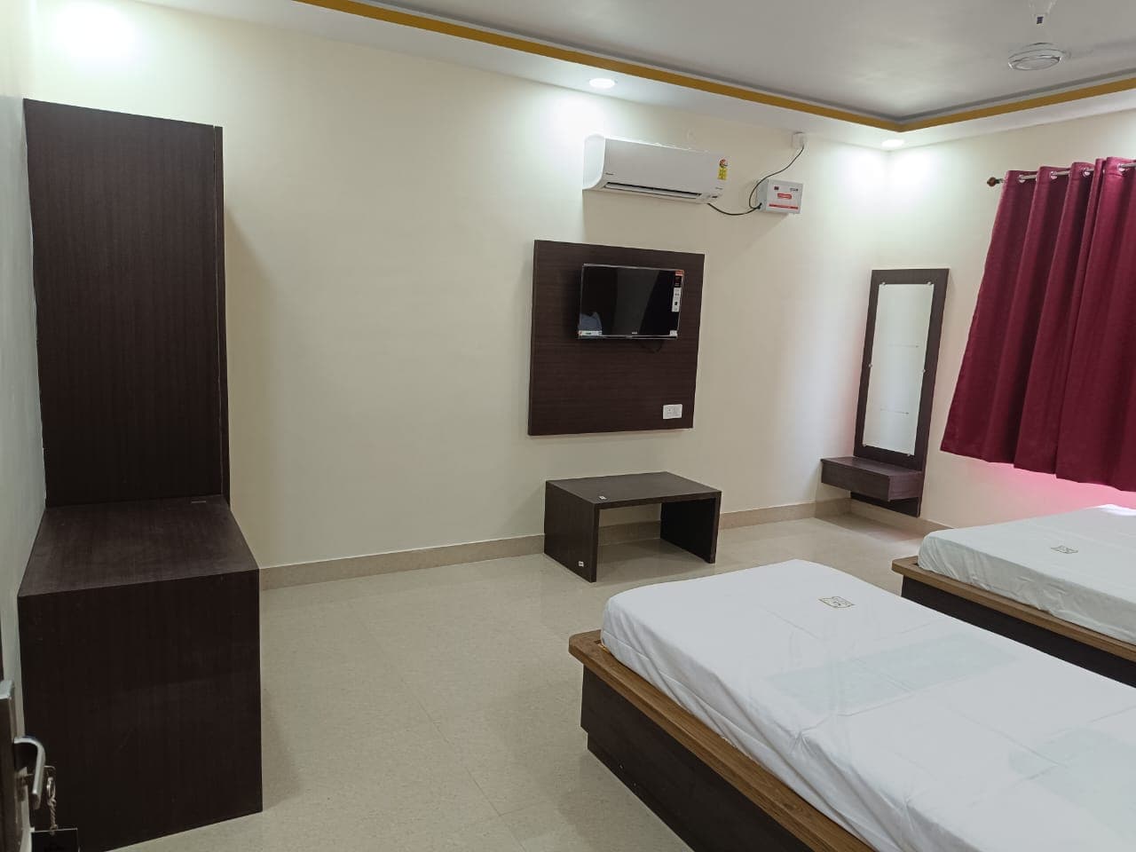 Triple bed AC room at Welcome Tower Gaya